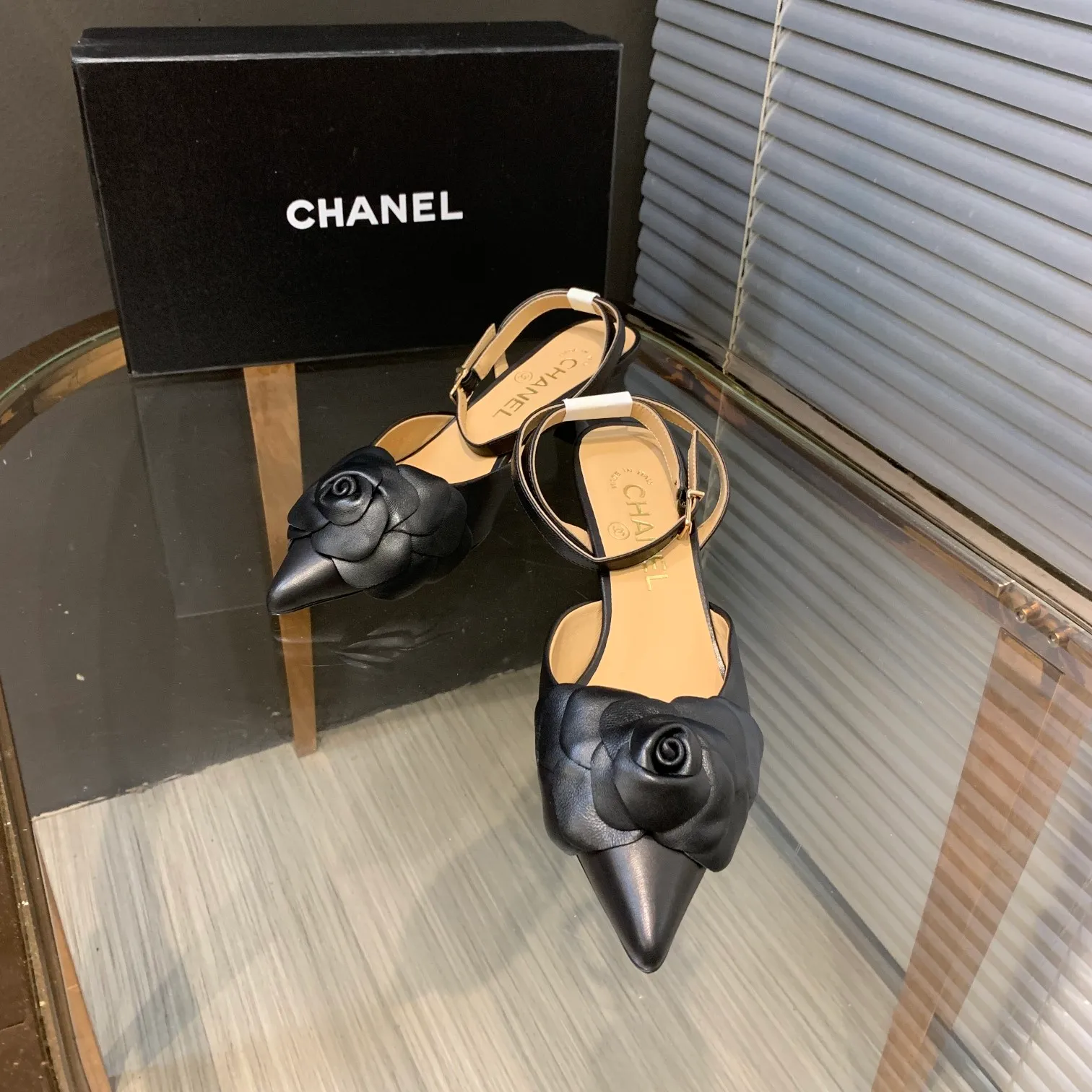 👟👟Ex-factory price 600👟👟 🍀Chanel's new flagship series of sandals in the counter are newly released 2022S summer series, exquisite retro shoes, the latest camellia flower design of Jindian Xiaoxiang on the upper is exquisite and fashionable, a popular model among domestic and foreign bloggers Upper: original Italian imported sheepskin original one-to-one sheepskin handmade camellia🌸 Inner lining: imported mixed sheepskin lining Outsole: Genuine leather outsole imported from Italy Size number: 35-39 (40, 41 customization is non-returnable) Heel height: 4cm Delivered with luxurious latest counter packaging
